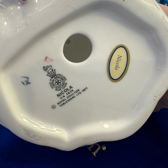 Royal Doulton Pretty Ladies figurine "Nicola" HN2839. - Picture 6 of 7